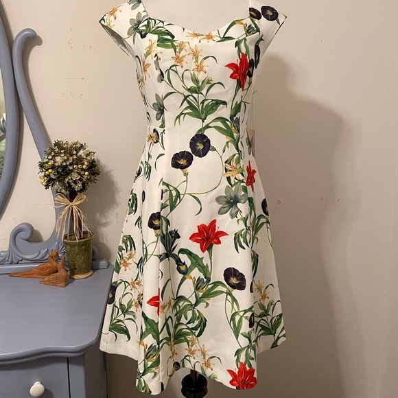 NWT Forever 21 Contemporary floral dress - Picture 2 of 9
